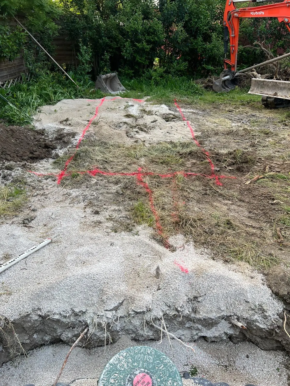 Implantation du dispositif tracée à la bombe de chantier sur le terrain