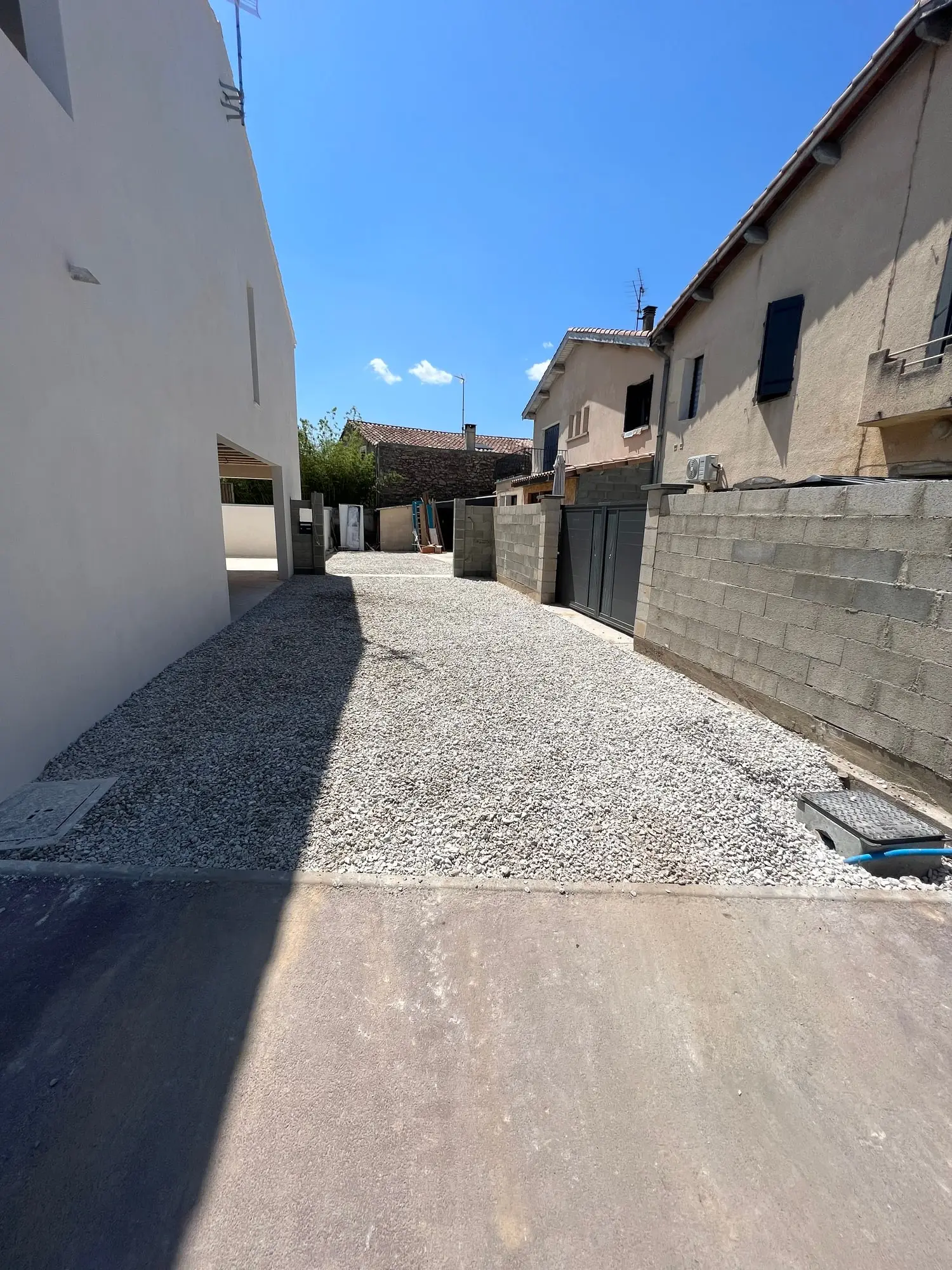 Perspective de l’allée achevée desservant la maison