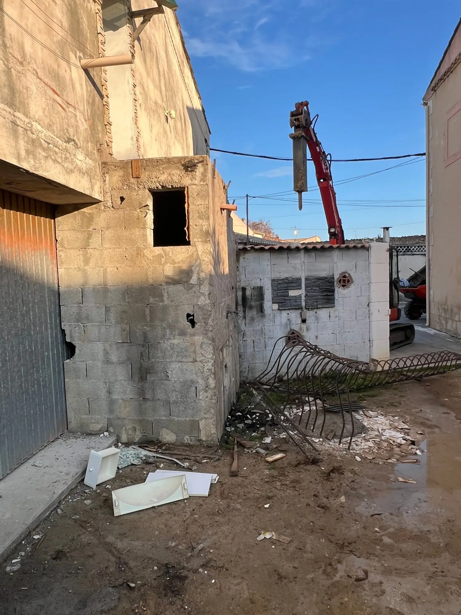 Structure partiellement abattue, murs mitoyens conservés et protégés