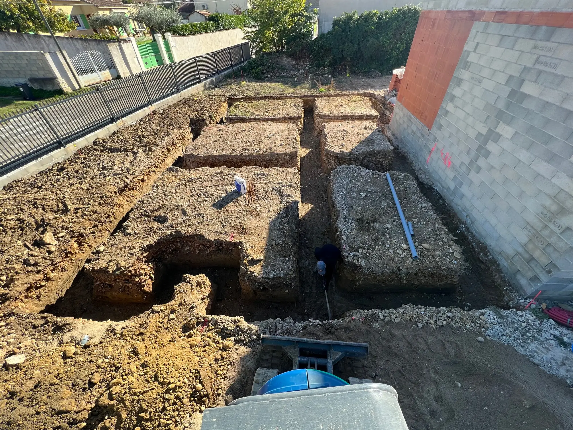 Fouilles de fondation ouvertes et coffrées pour les semelles filantes