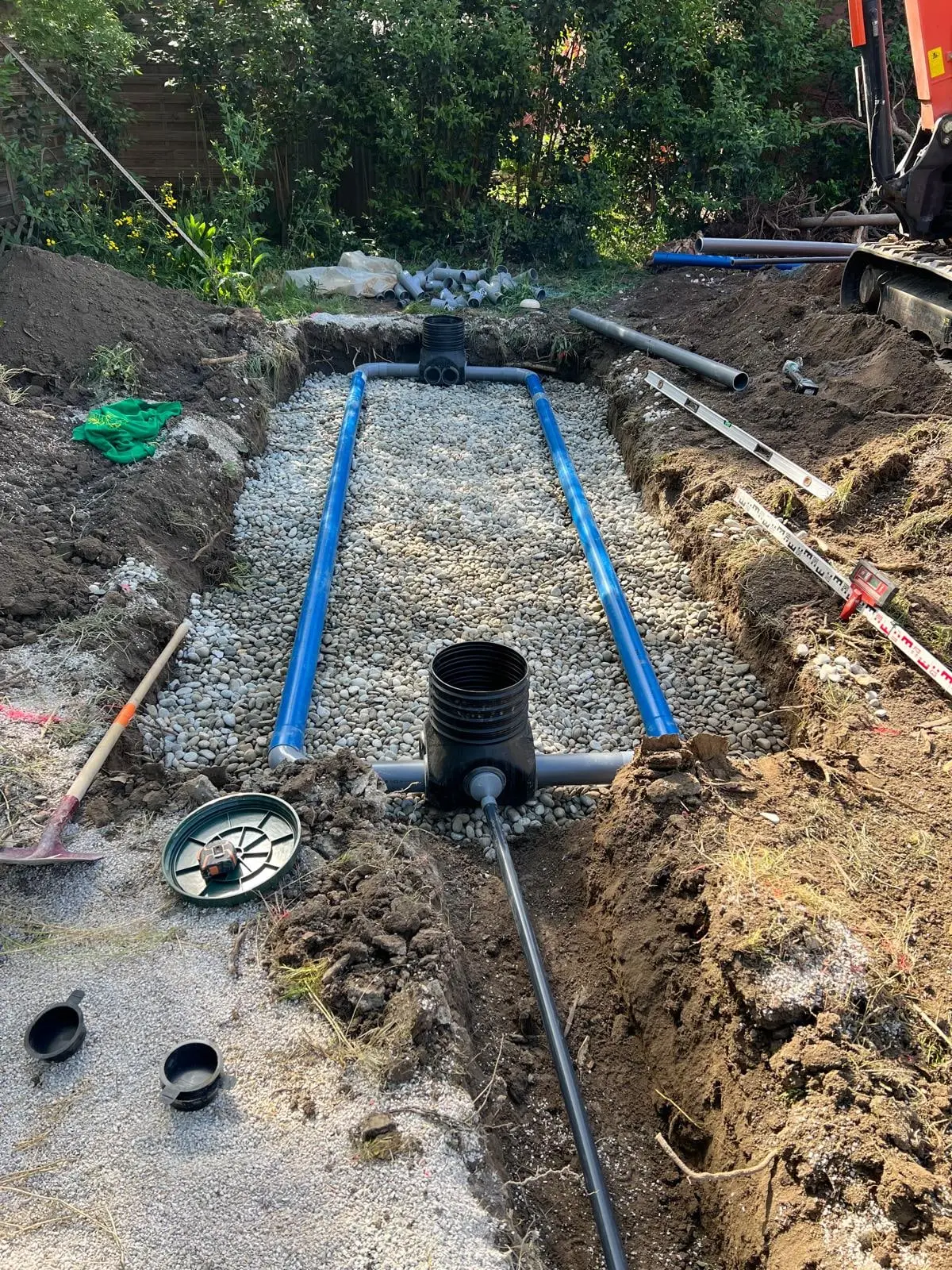 Drains d’épandage posés sur lit de galets et raccordés au regard de répartition