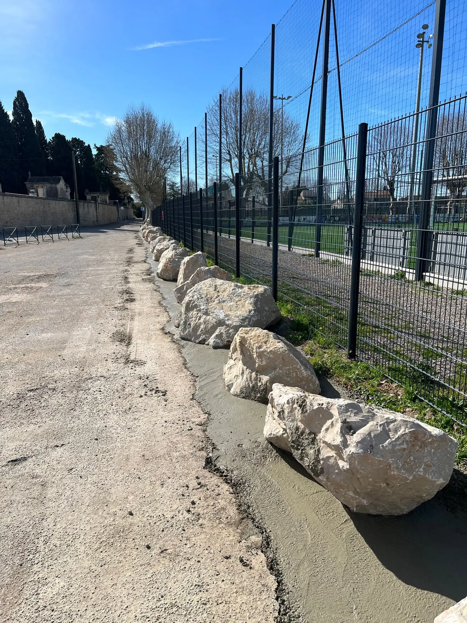 Finition béton coulée en pied d’enrochement