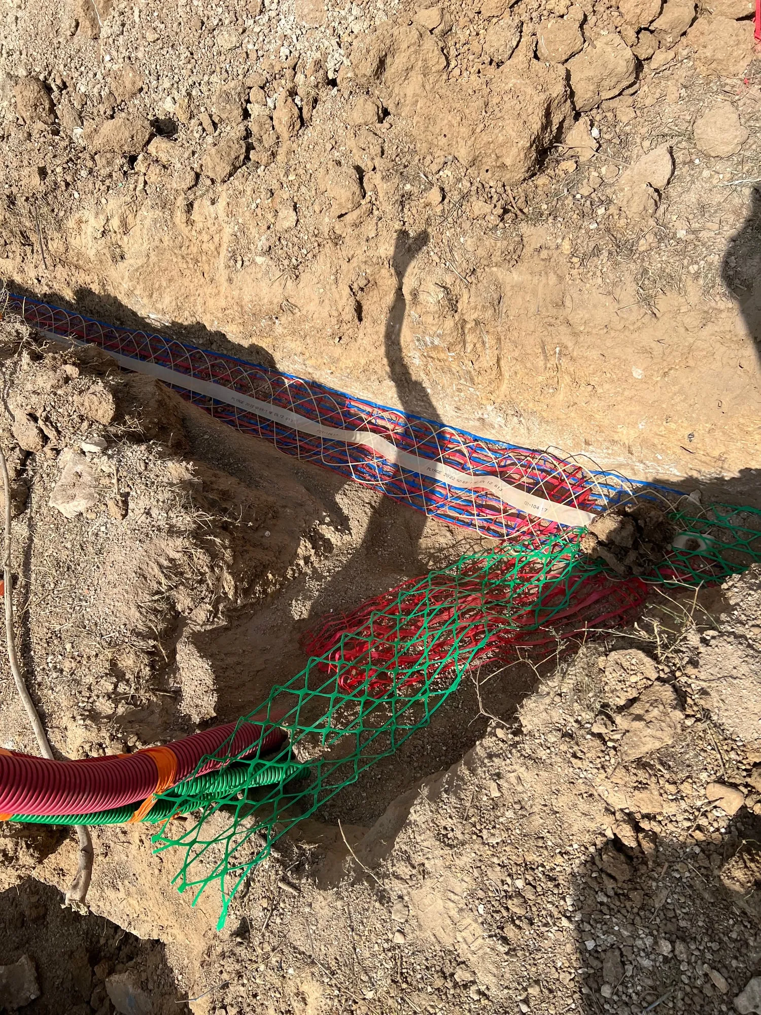 Grillages avertisseurs de couleur posés au-dessus des réseaux avant remblaiement