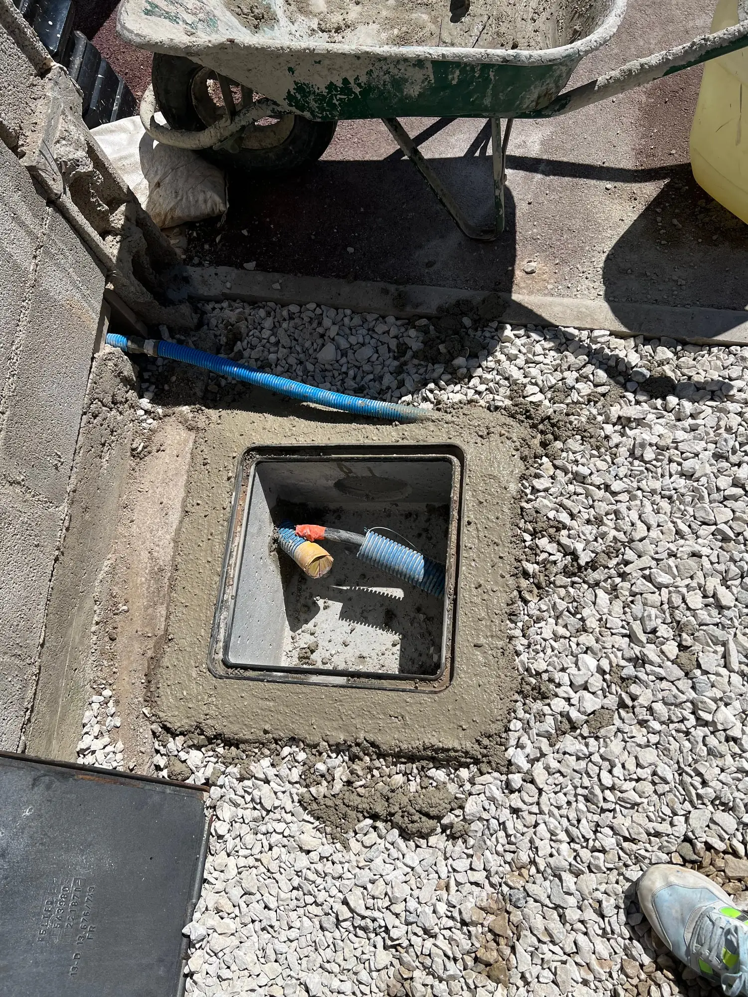 Regard de branchement raccordé et calé dans son lit de gravier