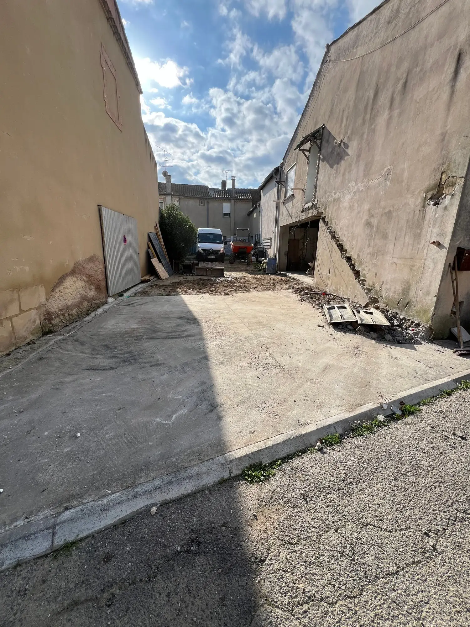 Cour dégagée et nivelée après évacuation complète des gravats