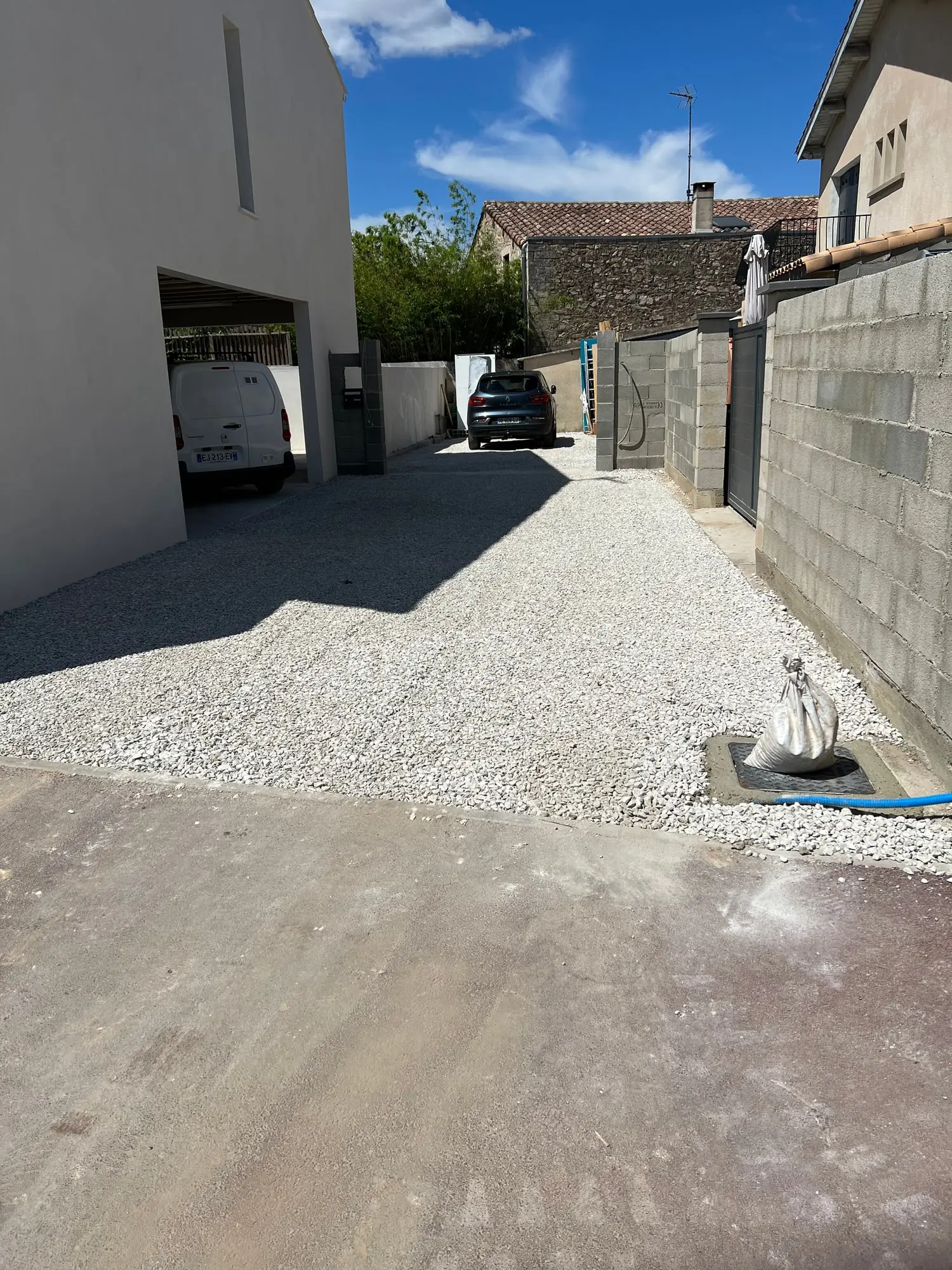 Cour et allée finies, surface régulière et bordures nettes