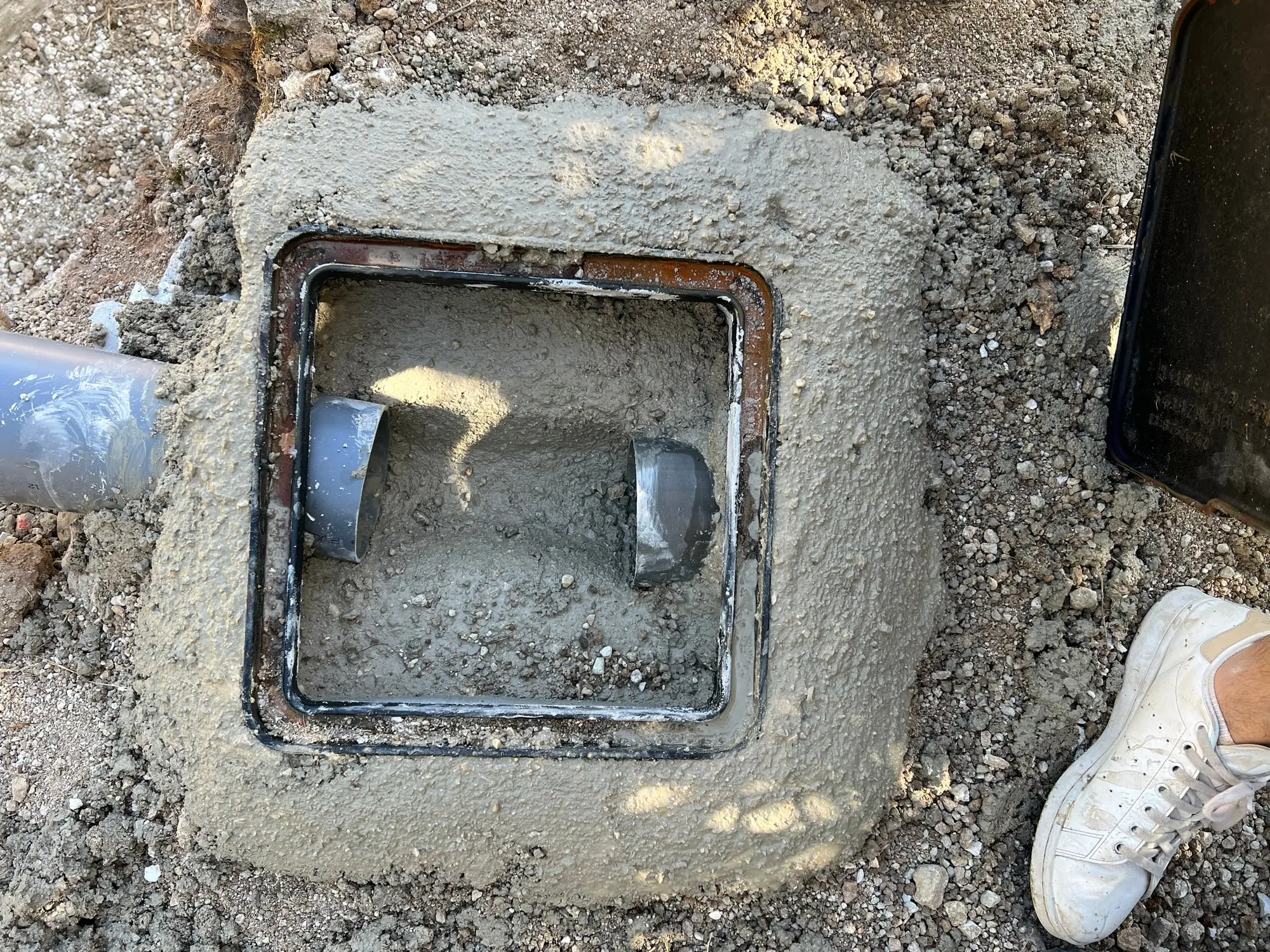 Regard béton avec canalisation traversante avant pose du tampon